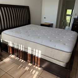 Queen Size Bed Con Mesas De Noche
