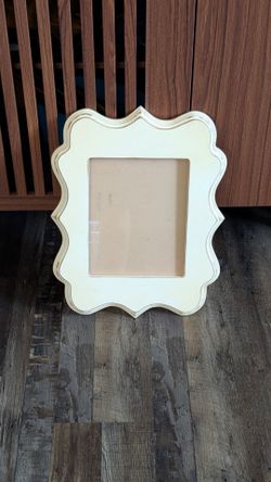 Off-White Scalloped Frame with Mat Opening