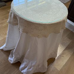 Round “decorator” Table with glass top and covers