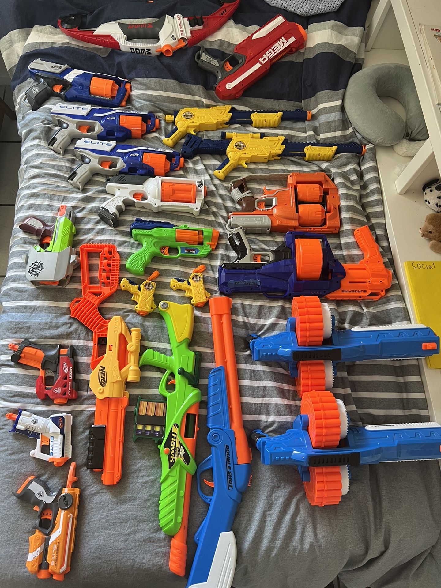 NERF GUN BUNDLE ( Lots Of Extras )