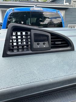 2002 Nissan Pathfinder center dash vents with clock