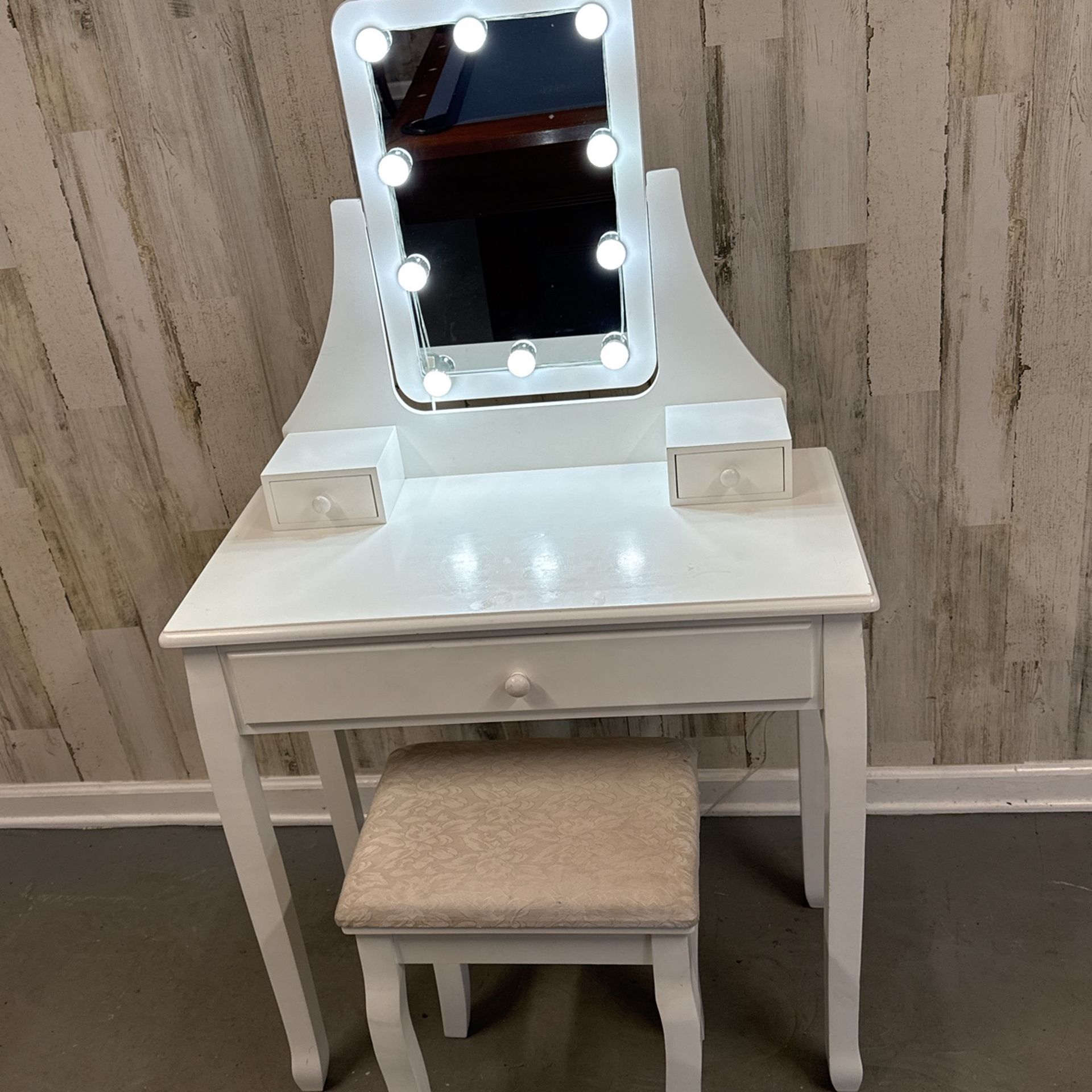 Gorgeous Makeup Vanity With Hollywood LED Lights