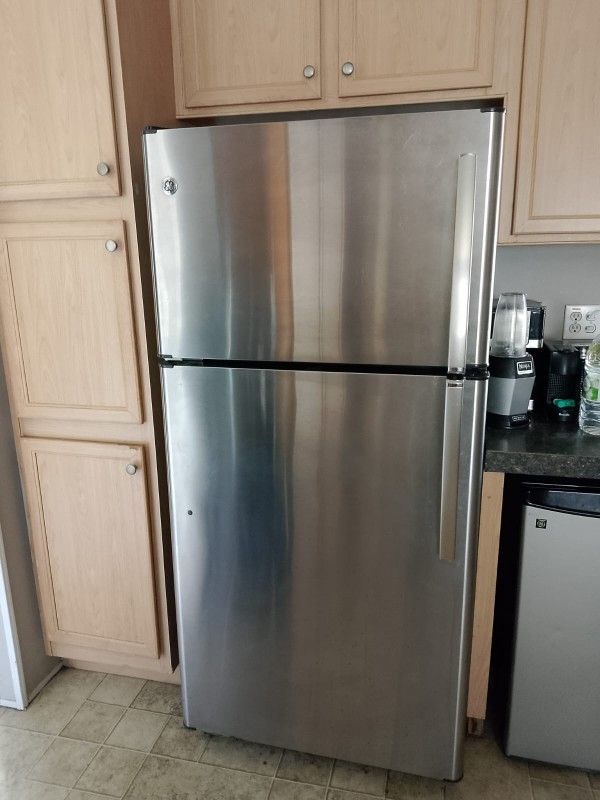 GE REFRIGERATOR 350 Dlls
