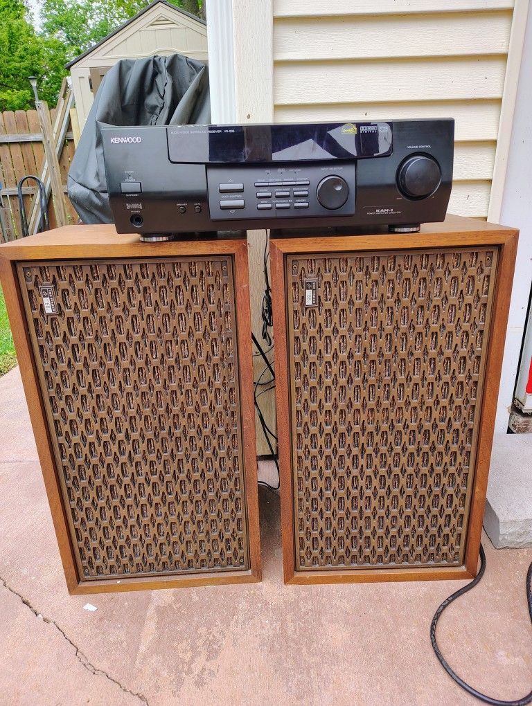Stereo Receiver With Pair Of Speakers And Bluetooth Adapter. Par De Bocinas Con Recibidor Y Bluetooth Adapter.