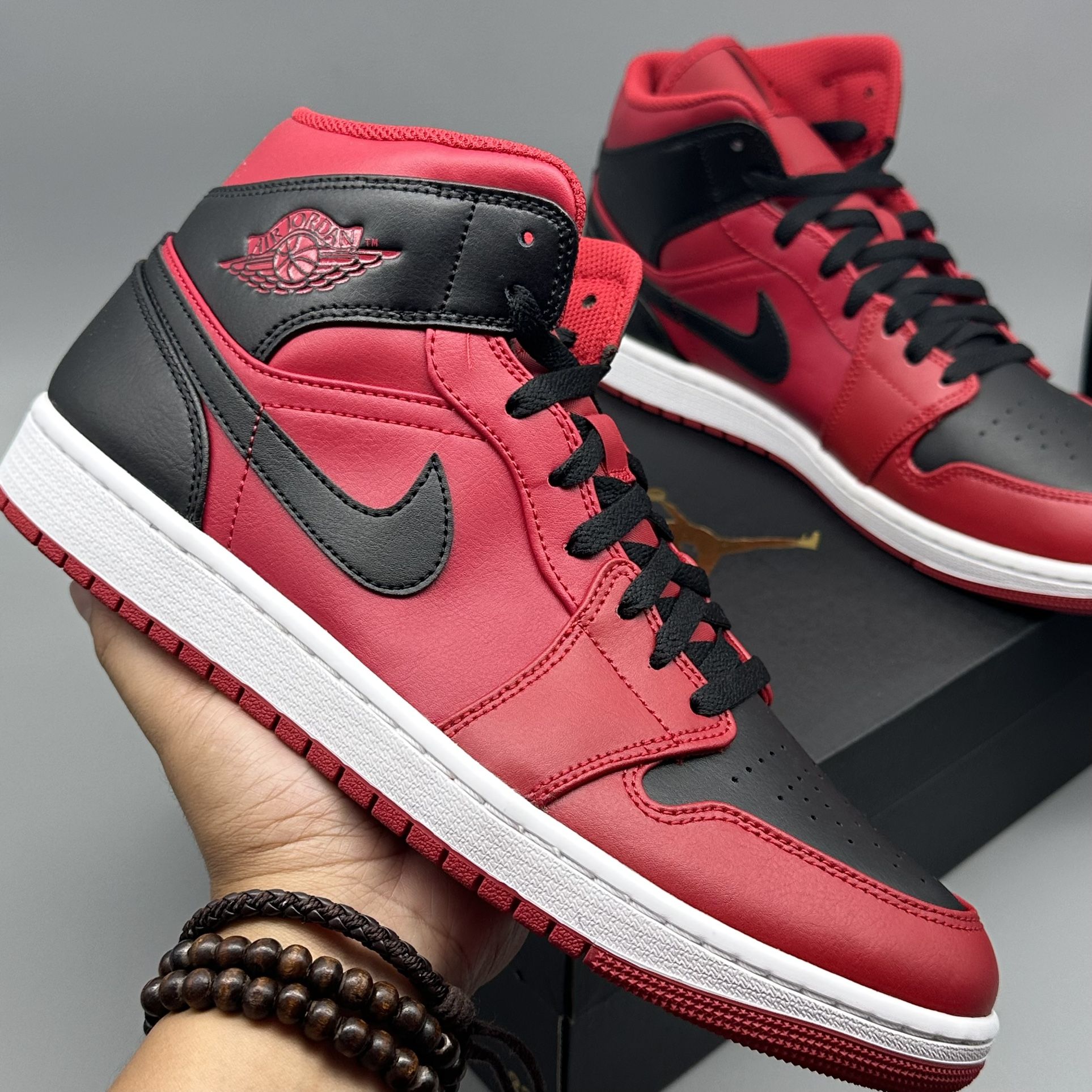 Mens Air Jordan 1 Mid Size 10.5 Bred New for Sale in Inglewood, CA