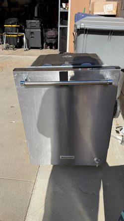 KitchenAid Stainless Steel Dishwasher – Needs Minor Repair / Leaks Slightly