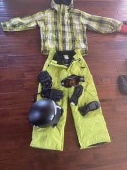 Snow outfit ,googles Helmet, Golves  For Boys Size M   And Helmet  Ajustable 