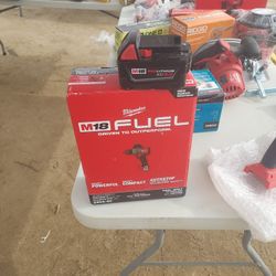 Milwaukee
M18 FUEL 18V Lithium-lon
Brushless Cordless 1/2 in.
Hammer Drill/Driver W 3.0 Battery 