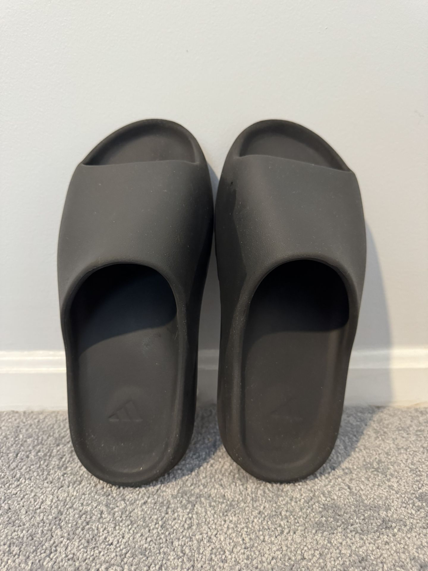 Used Adidas Yeezy Onyx slide 12M