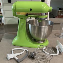 Kitchen Aid Mixer 4.5 Qt Price Is Firm , like new works perfectly 