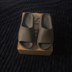 ONYX YEEZY SLIDES SIZE 10