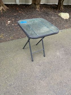 Foldable patio side table