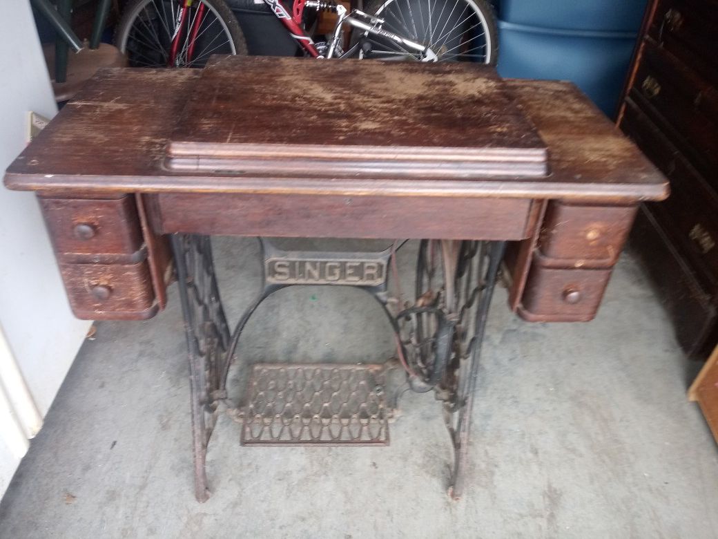 Antique Singer Sewing Machine And Cabinet