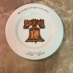 This is a vintage 1976 United States Bicentennial commemorative porcelain plate featuring the Liberty Bell.     