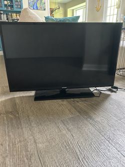 Samsung Flat Screen TV with Stand 40 inches with remote tested and working