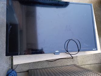 FLATSCREEN TV 50 IN NEEDS WALL MOUNT