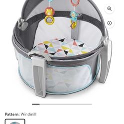 NEW  Portable Bassinet and Play Space / On-the-Go Infant Dome