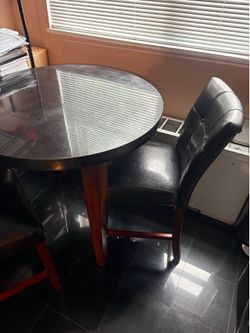 Table with 2 chairs very good condition