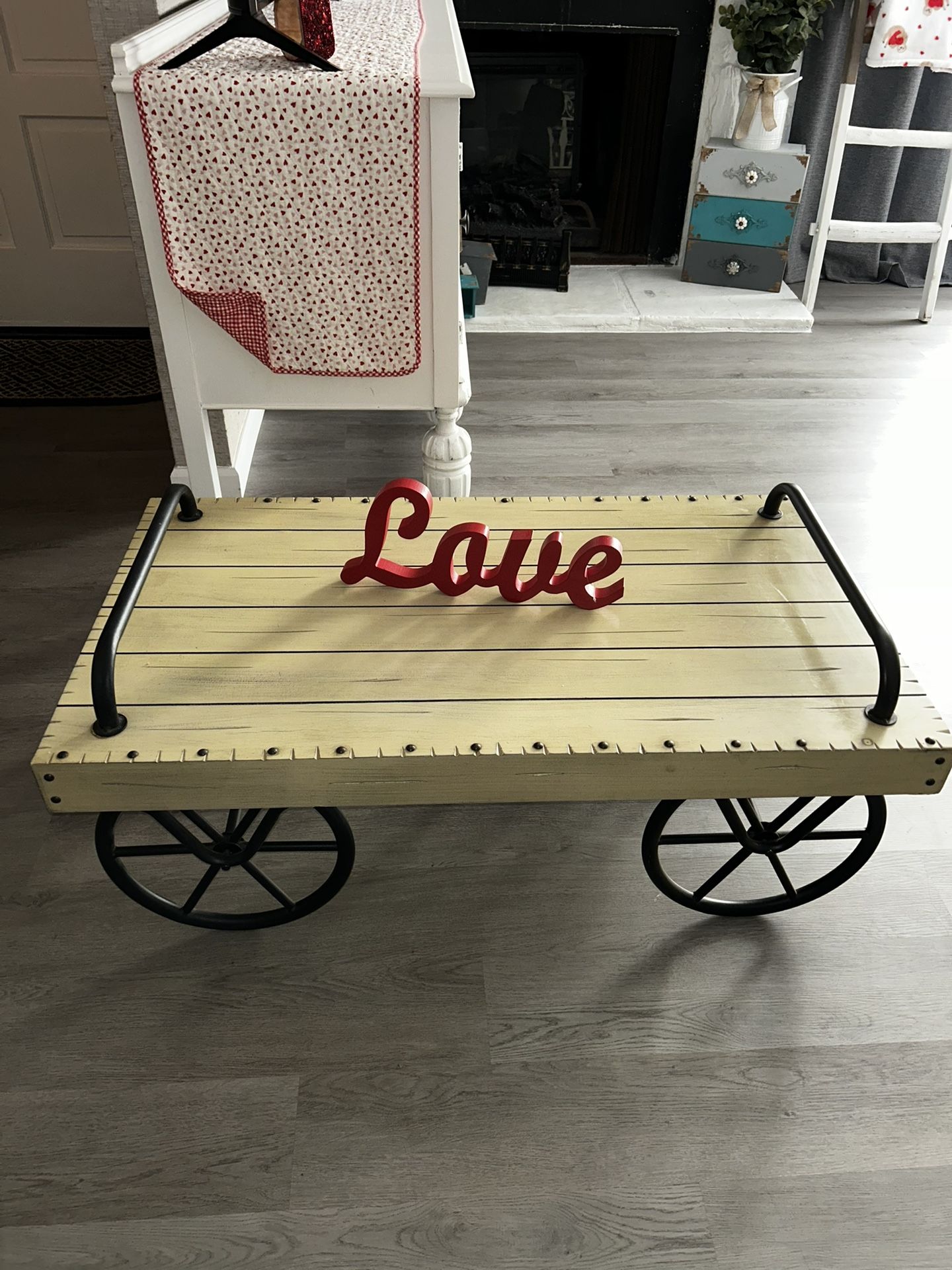 Super Cute Farmhouse Style Coffee Table