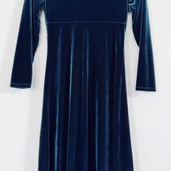 Elegant dark green velvet dress with long sleeves