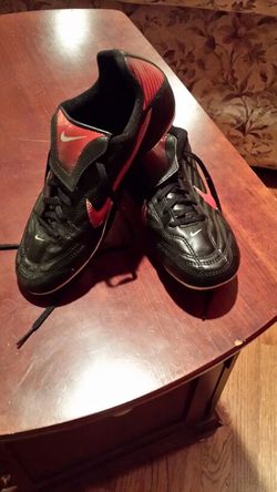 Youth soccer cleats