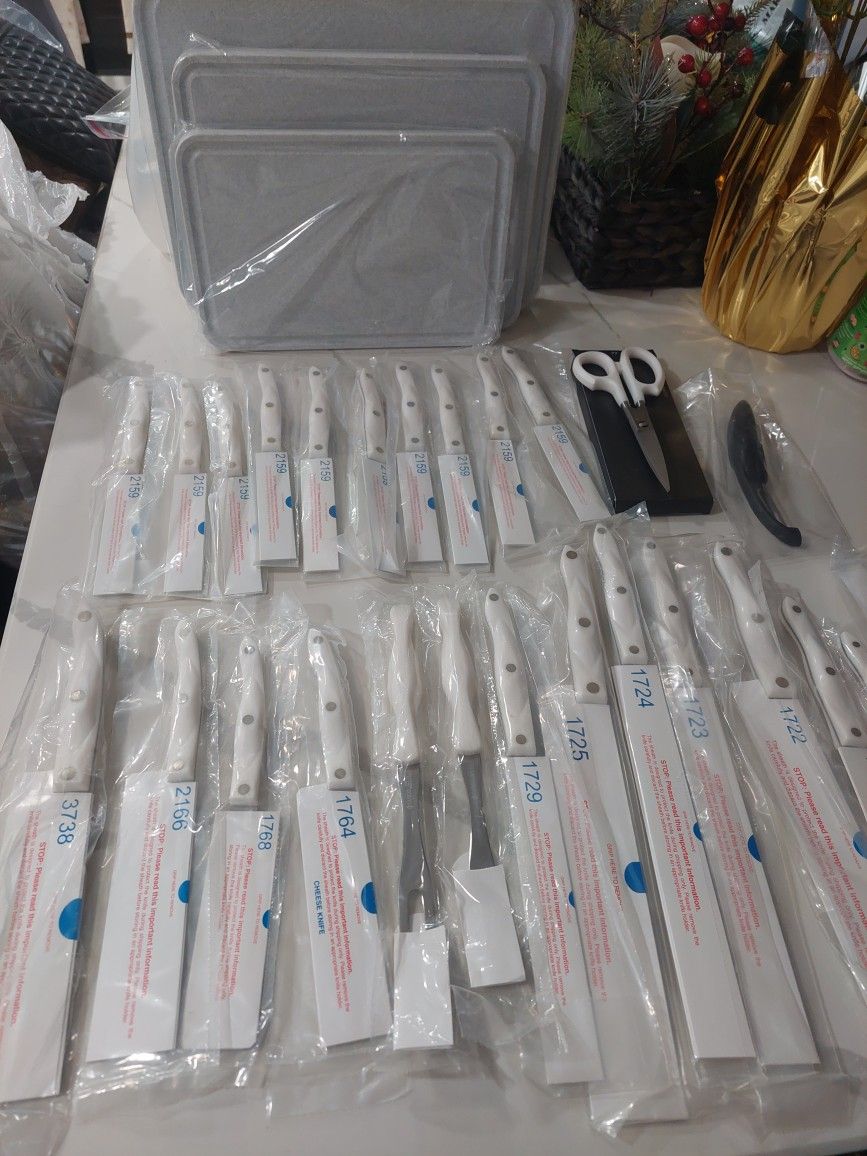 Cutco Signature Set With Steak Knives & Block