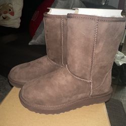 Ugg Classic Boots Size 5- Fits Shoe Size 6 
