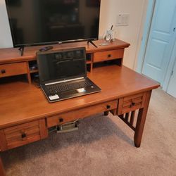 Mint solid wood desk paid $1000 pet free smoke free kid free home