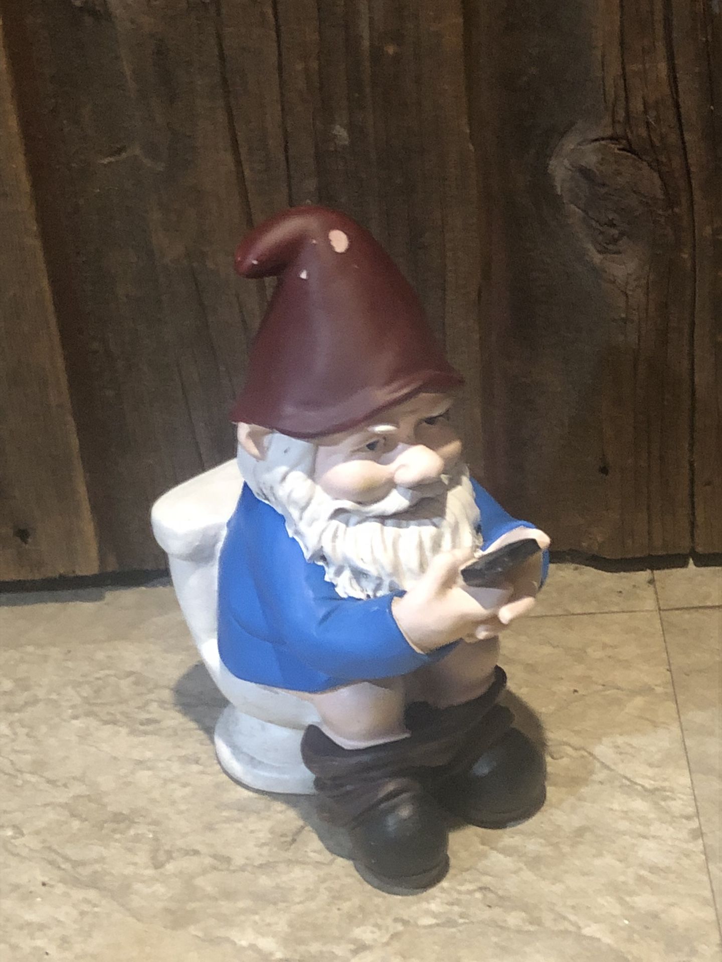 Sunnydaze 9.5-Inch Cody The Garden Gnome on The Throne Reading His Phone