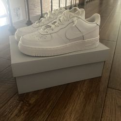 Selling Air Force One LE (GS) Youth Size 5 In A Half