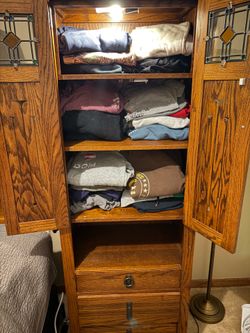 Bedroom hutch and shelf set that has built in lights