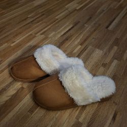 WOMEN'S SIZE 9 LIKE NEW FUR LINED SLIPPERS