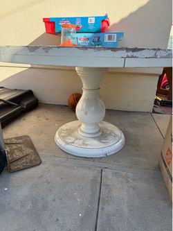 Round White table