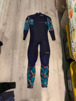Many different women’s wetsuits!!! Mostly size 8 but other sizes too