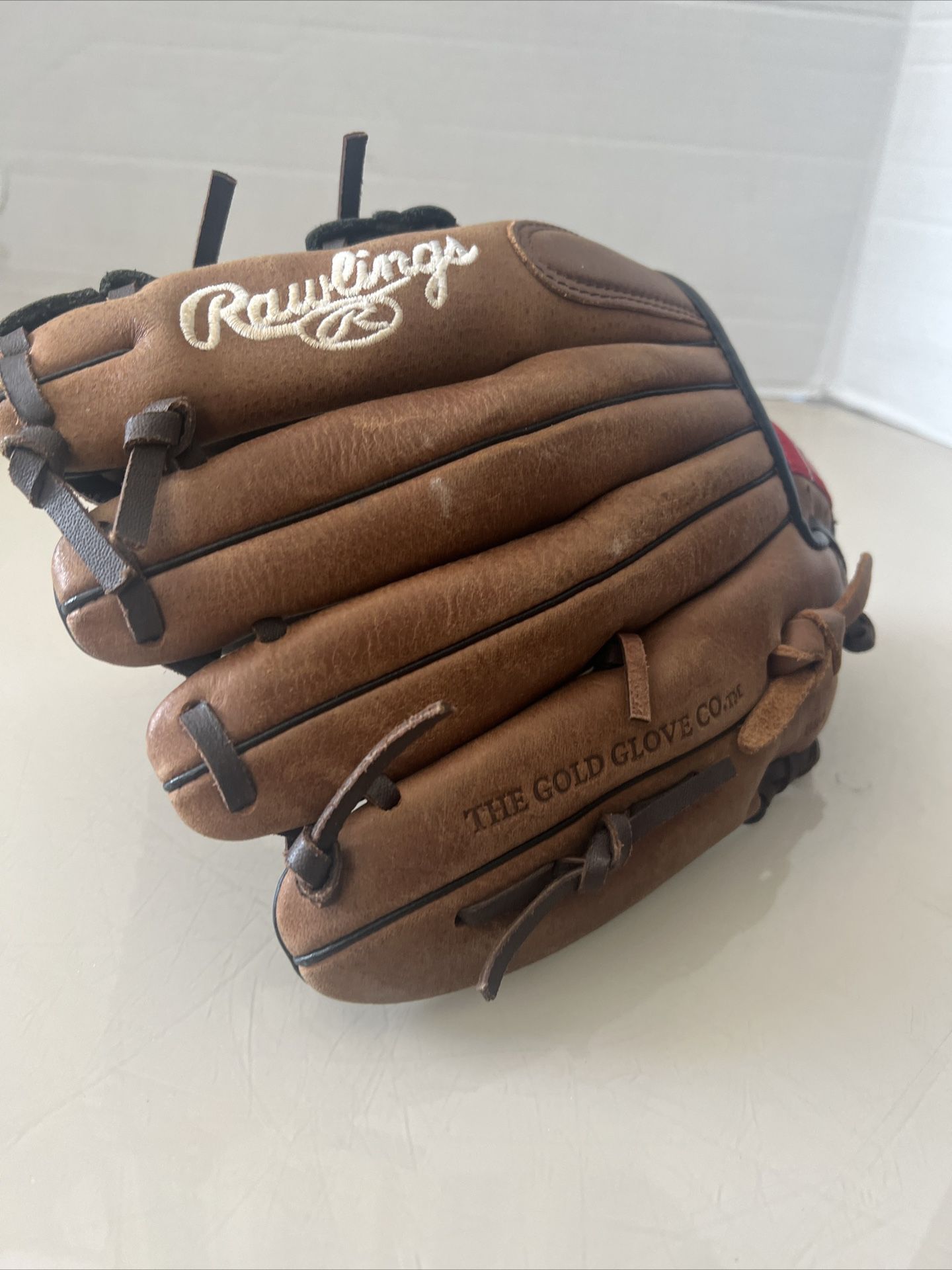 RAWLINGS Youth Baseball Glove D112PT Genuine Leather 11 1/4" Black & Brown RHT. Pre owned in great condition and already broken in and ready to go! 
