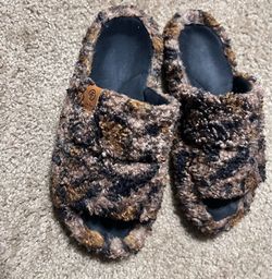 Faux-fur sandals, size 7.5