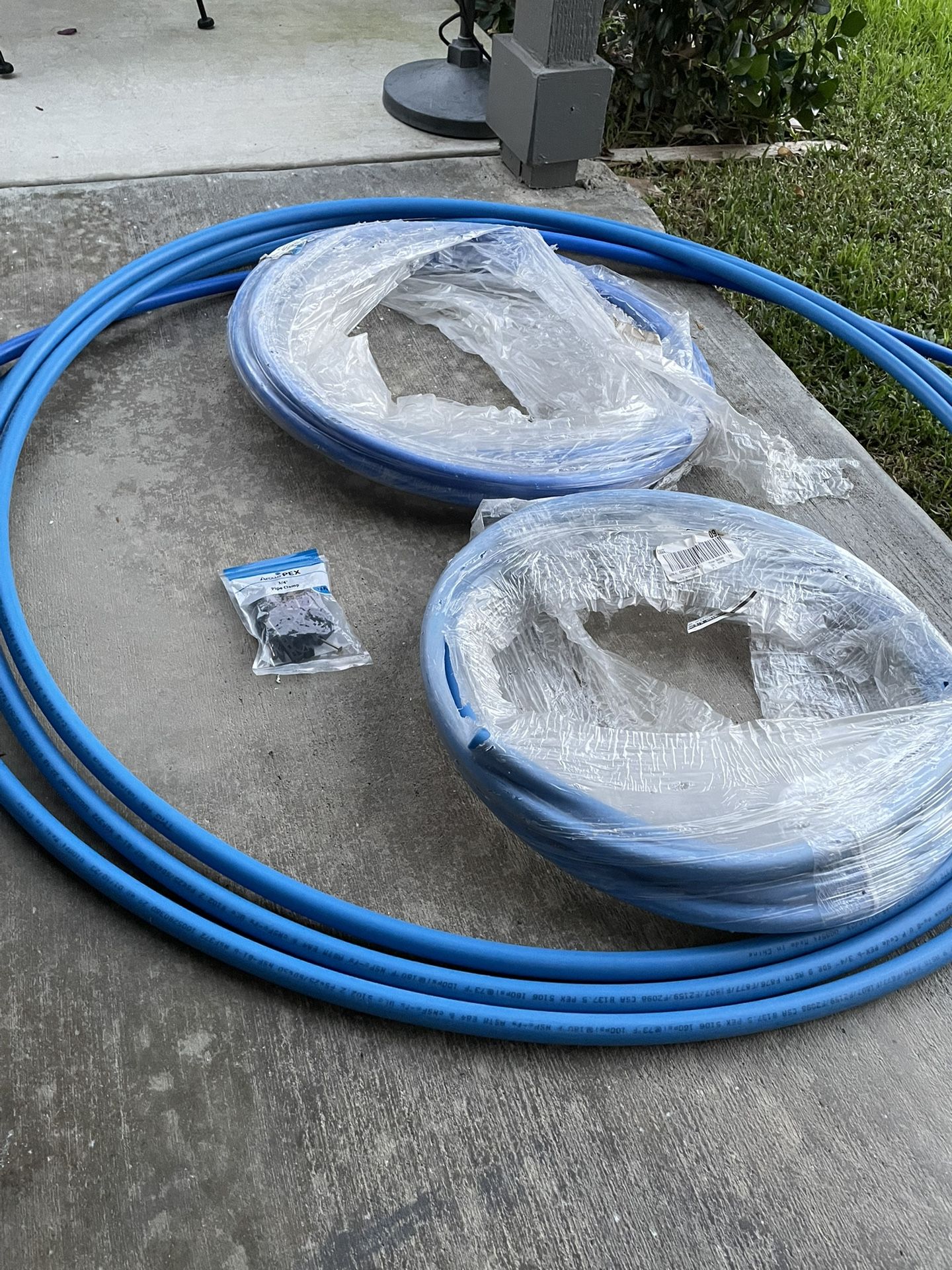 Pex 3/4.. total linear feet appox over 50ft .. 10 clamps included