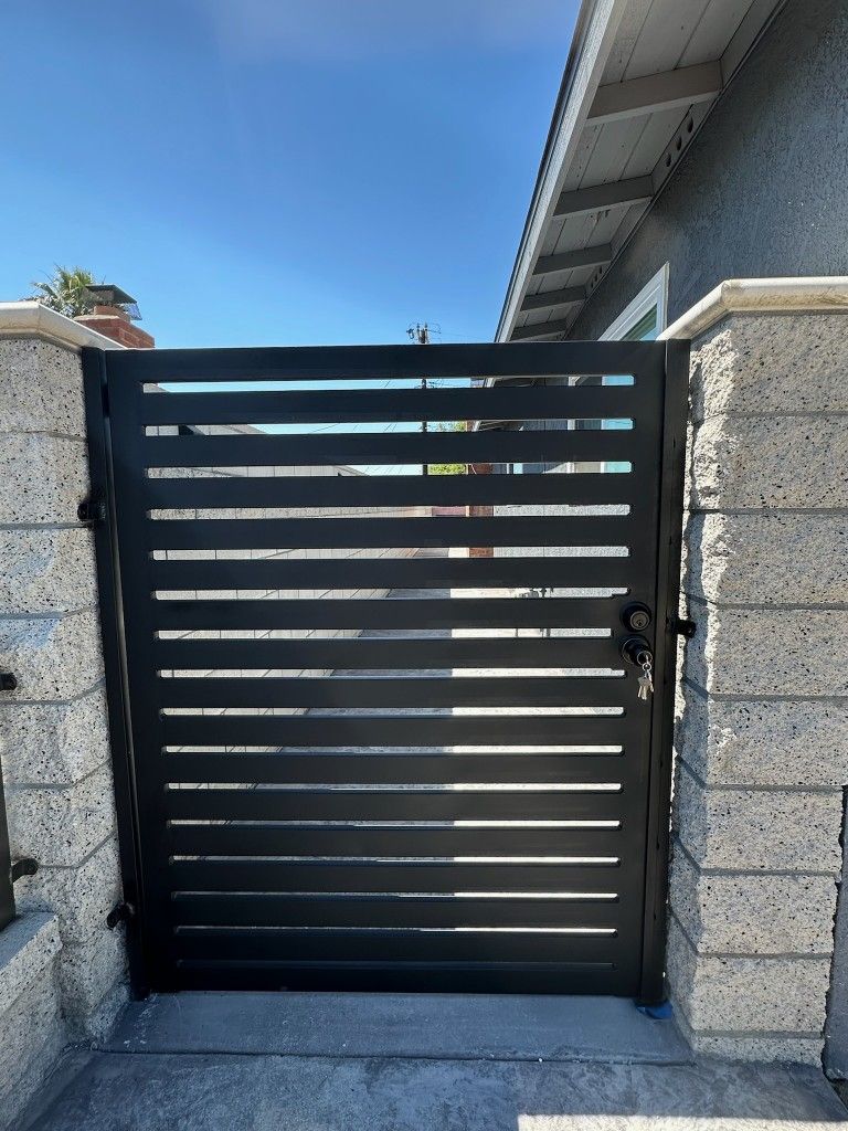 Side Gate