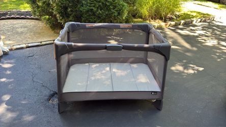 4moms black breeze pack and play