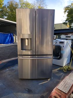 Whirlpool 26.8-cu ft 3-Door Standard-Depth French Door Refrigerator with Dual Ice Maker (Fingerprint-Resistant Stainless Steel) # WRF767SDHZ