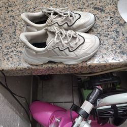 Adidas  Ozweego  Size 8 Mens Shoes