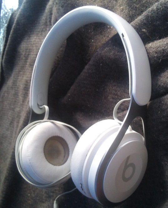 Beats Ep Wired On-Ear Headphones - Battery Free for Unlimited Listening, Built in Mic and Controls - White