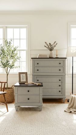 Beautiful  dresser  and nightstands  set. Solidarity wood.