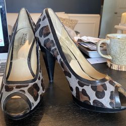 Michael Kors MK Gray Animal Print Calf Hair Peep Toe Platform Heel Pump size 8.5