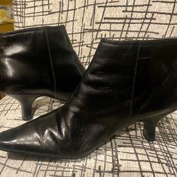 Liz Claiborne Flex Black Leather Pointed Toe Kitten Low Heel Ankle Boots w/ Side Zipper 8M 