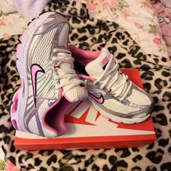 Size 8 . Women NIKE AIR MAX MOTO 2K