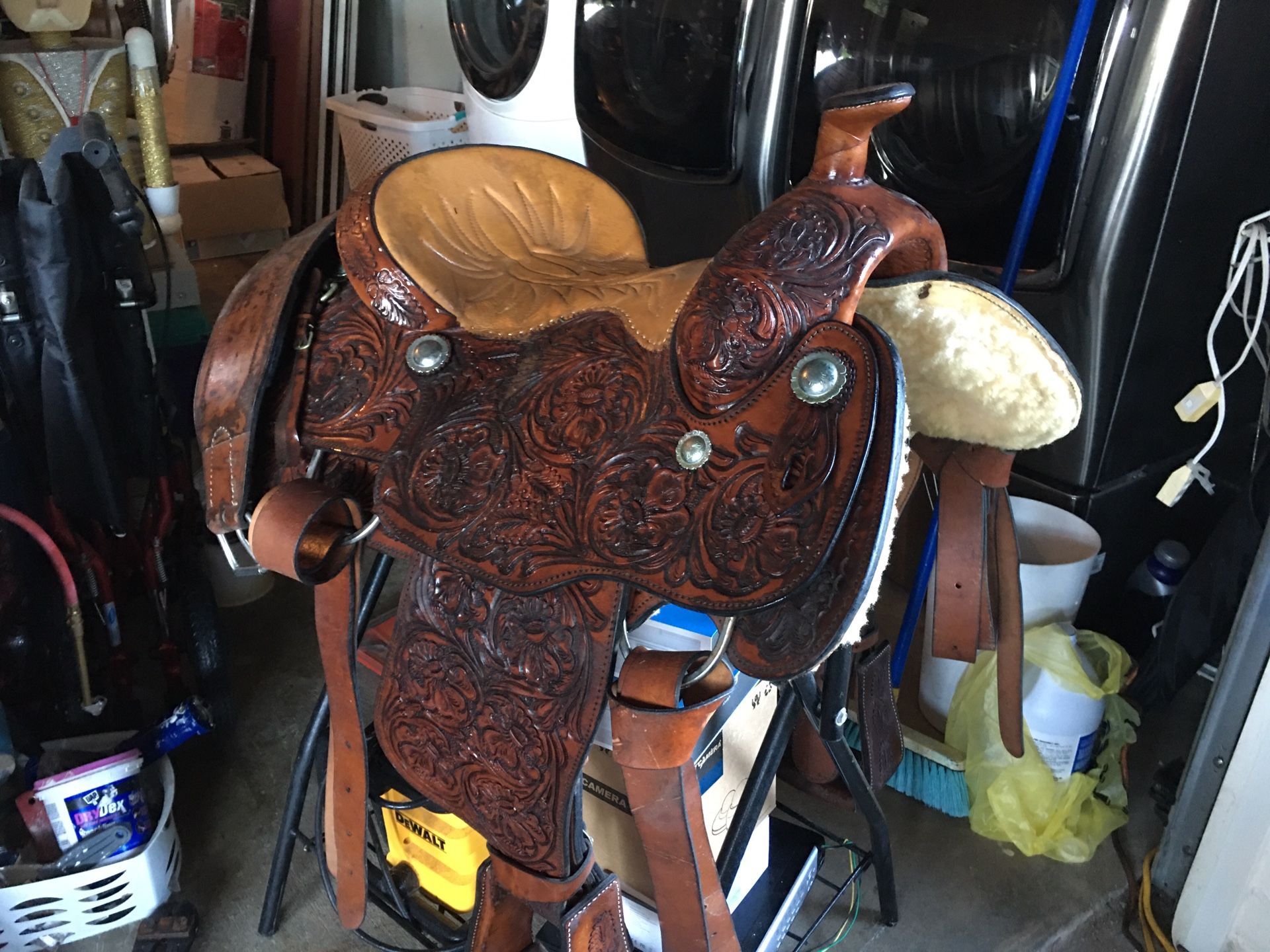 Western saddle never used in good condition it’s been seating for two years