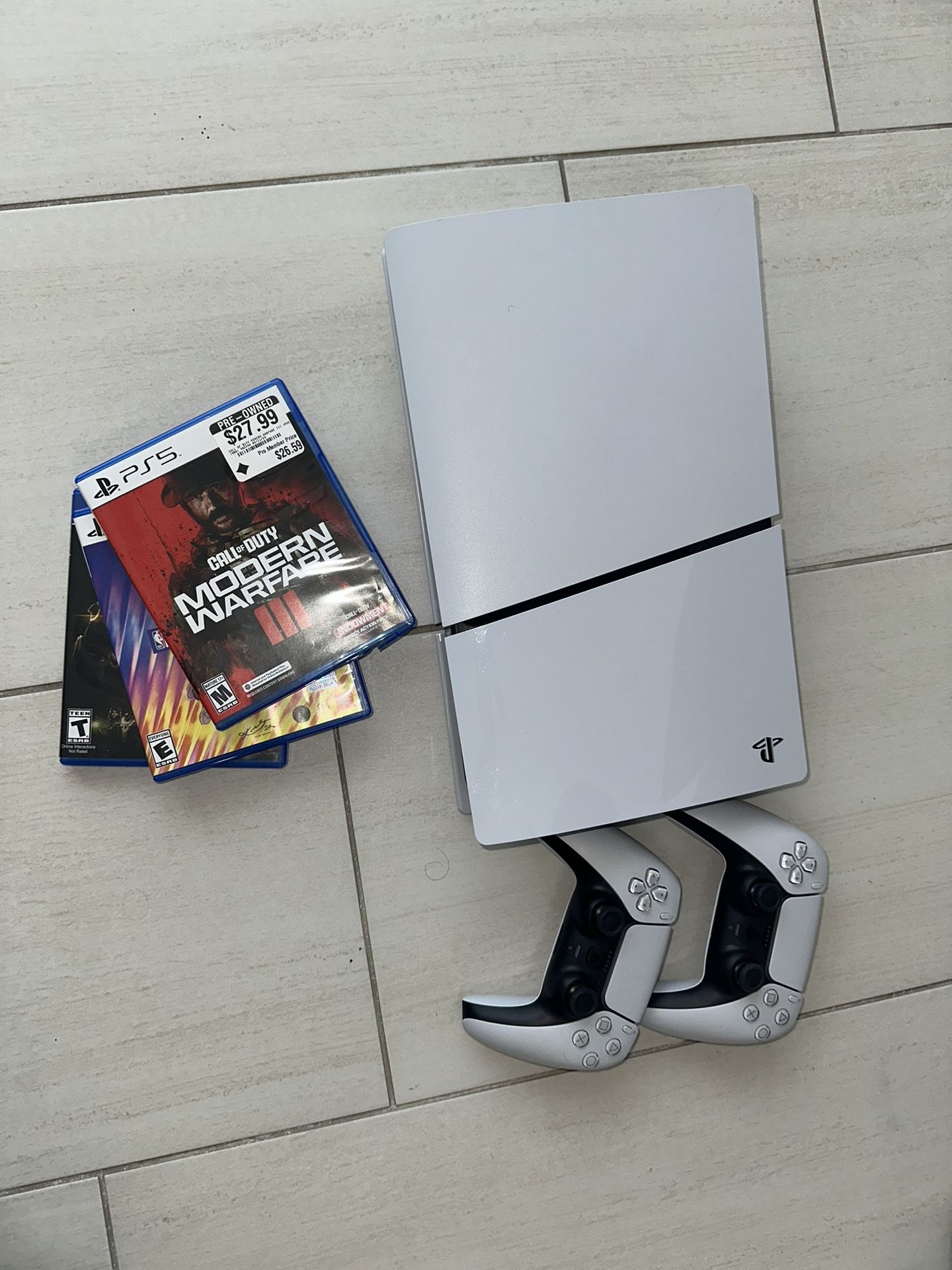 PS5 - 2 Controllers - 3 Games 