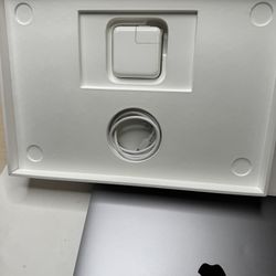Apple MacBook Air M1 2020 13.3” 8GB 128GB macOS 15.5 – 92% Battery, 163 Cycles
