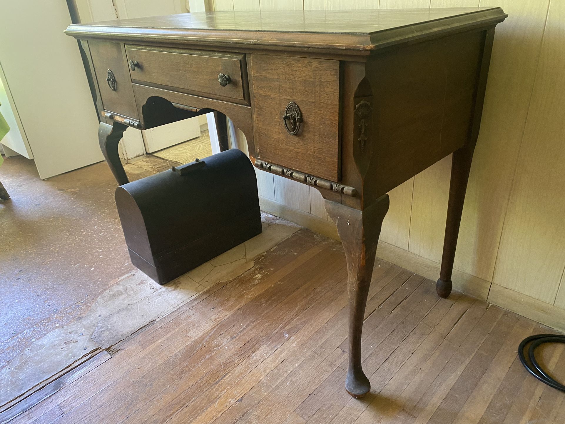 Antique Vanity With Mirror 